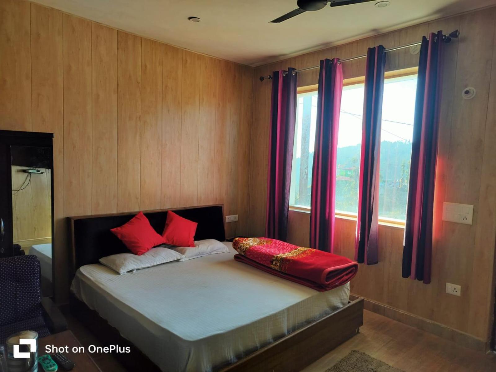Silver Dew Resorts And Restaurant Dhanaulti Esterno foto