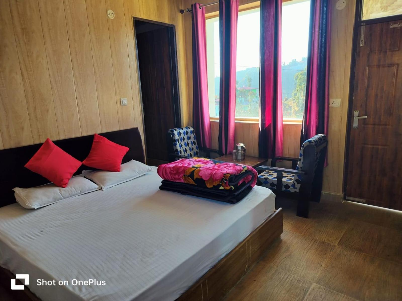 Silver Dew Resorts And Restaurant Dhanaulti Esterno foto