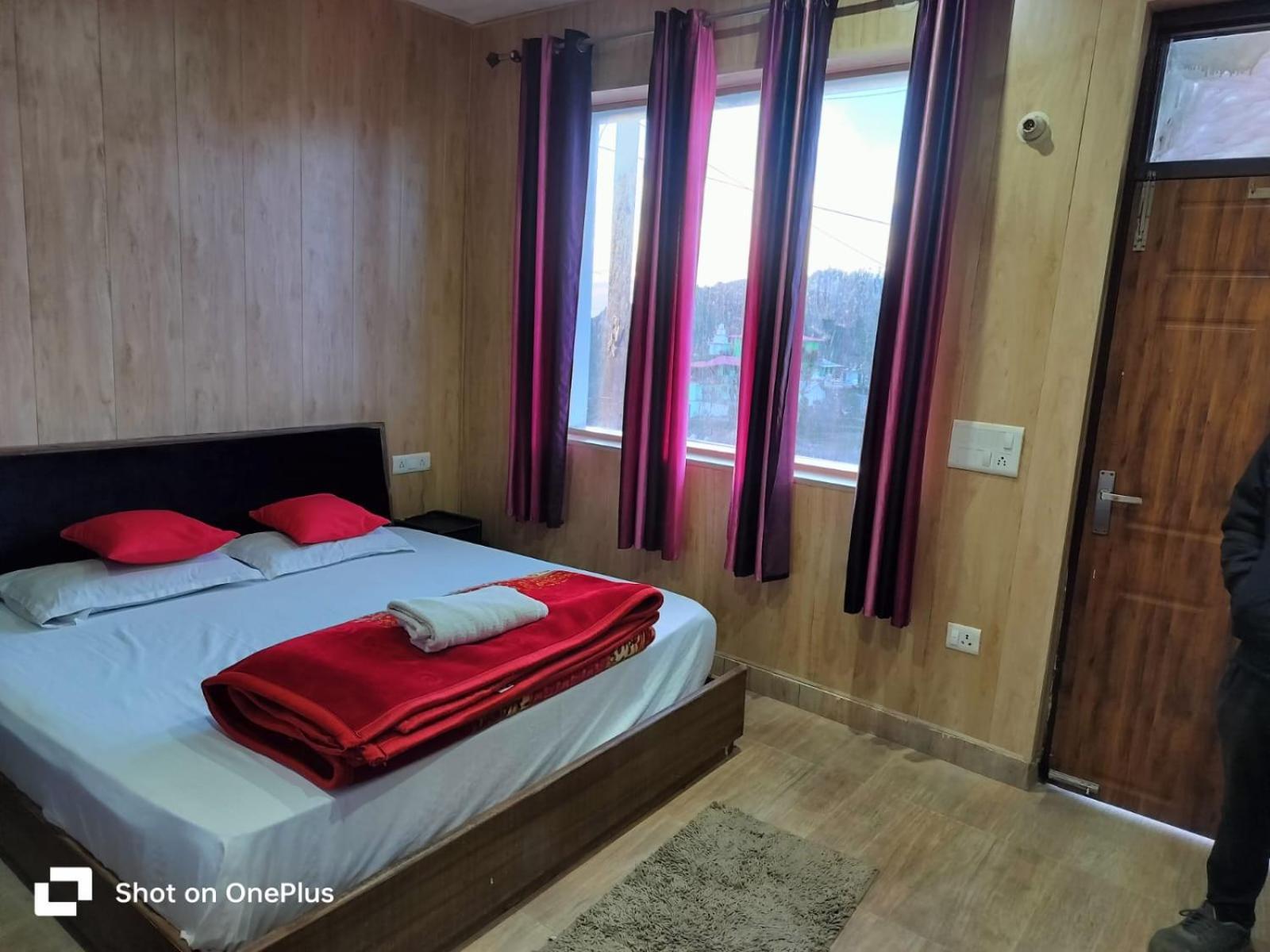 Silver Dew Resorts And Restaurant Dhanaulti Esterno foto
