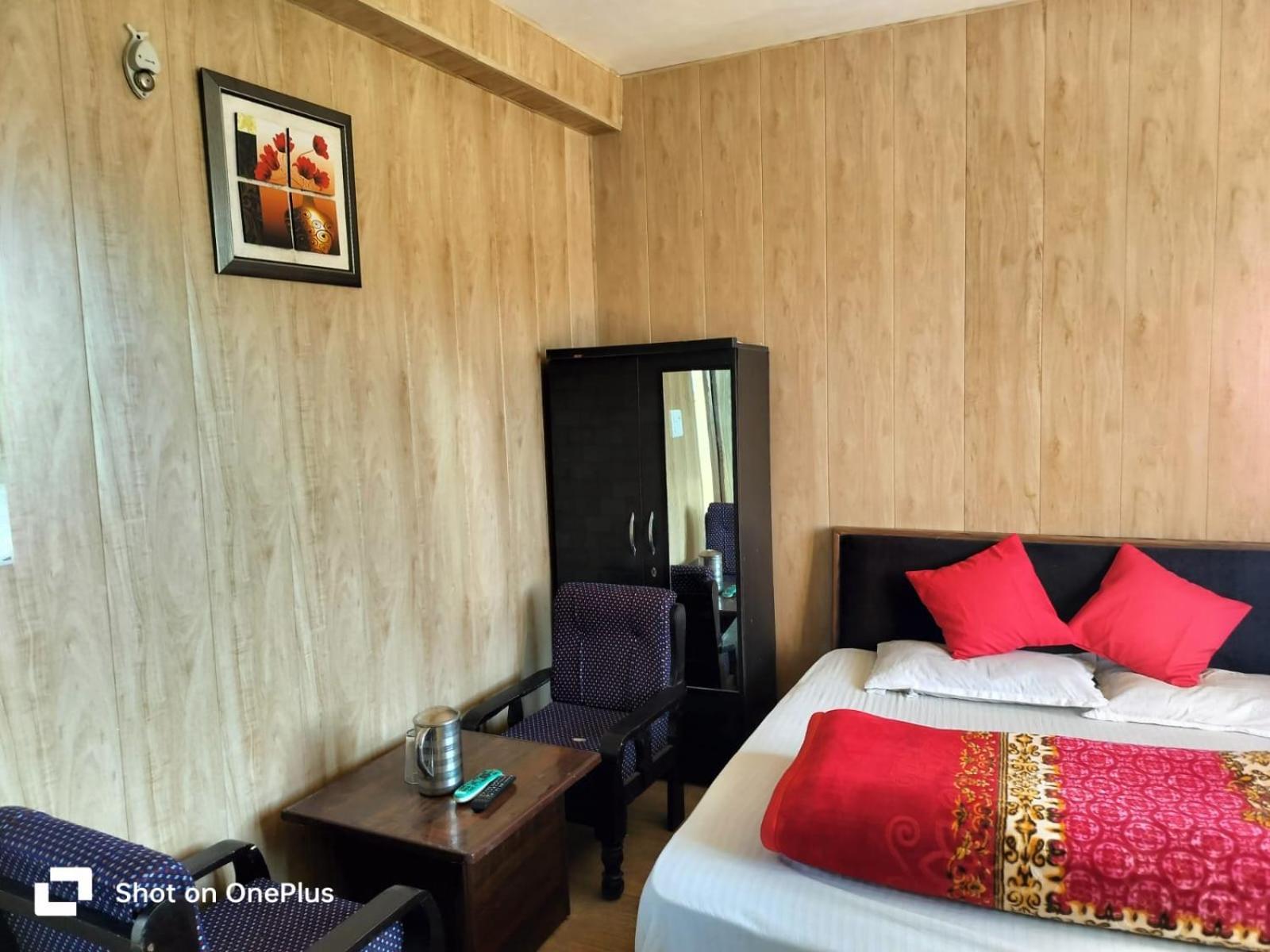 Silver Dew Resorts And Restaurant Dhanaulti Esterno foto