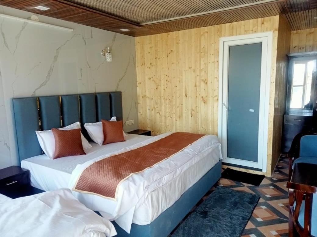 Silver Dew Resorts And Restaurant Dhanaulti Esterno foto