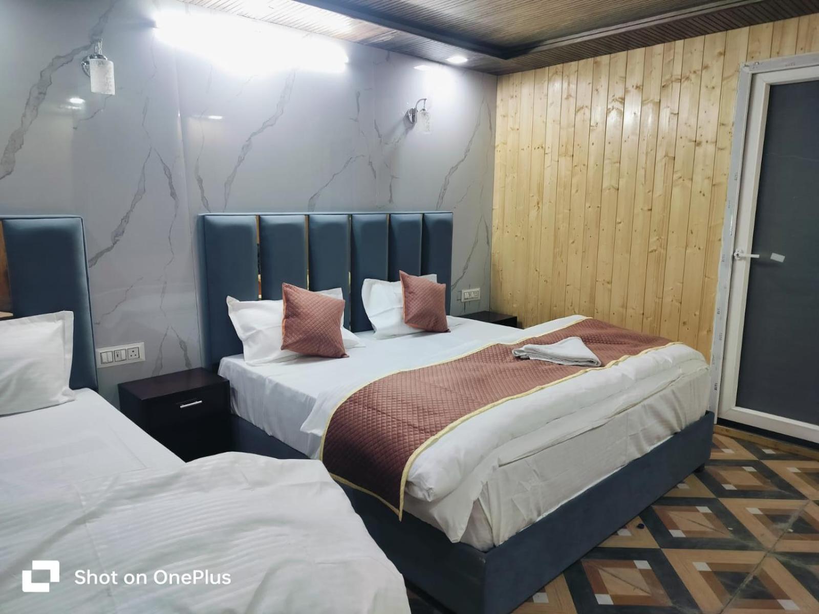 Silver Dew Resorts And Restaurant Dhanaulti Esterno foto